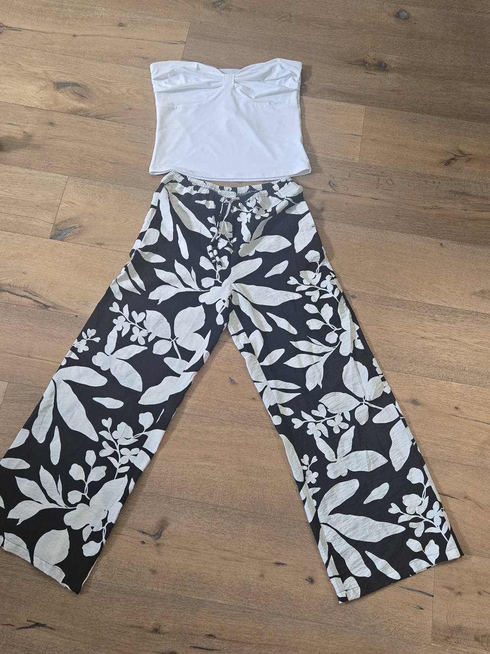 Rachel Zoe Black Wide-Leg Pants with White Botanical Print